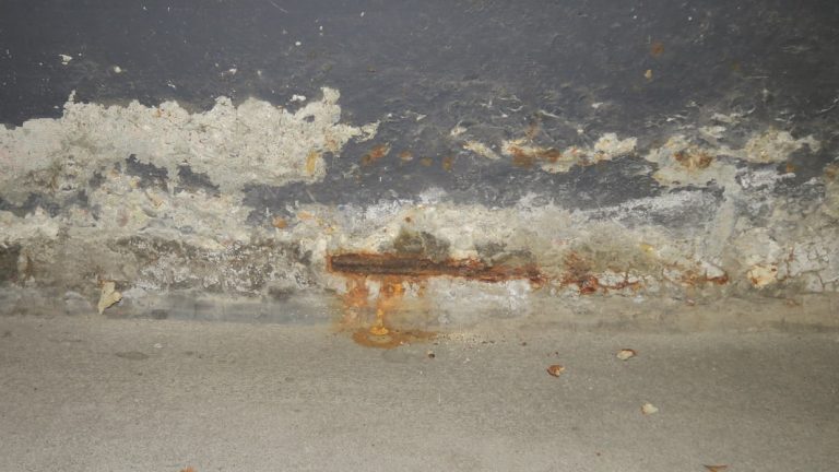 freiliegende korrodierende Bewehrung